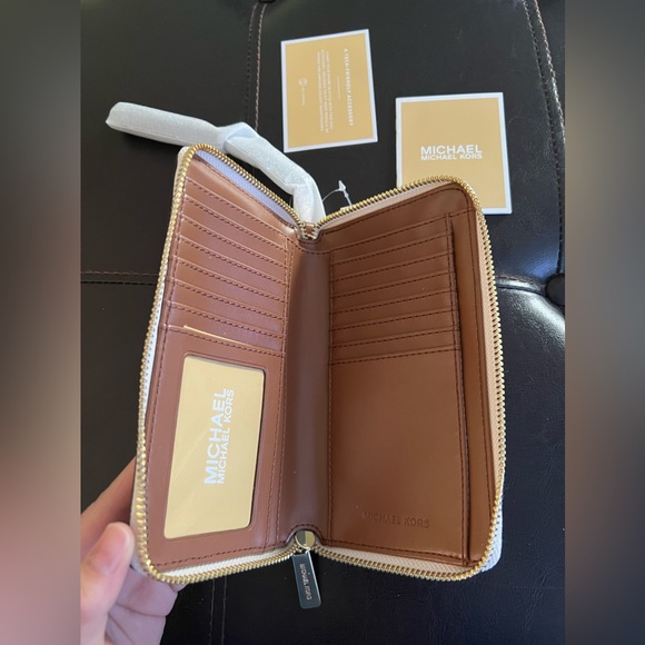 Michael Kors Long Wallet - Picture 5 of 7